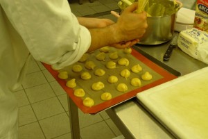 Formation des choux pour les profiteroles au fromage