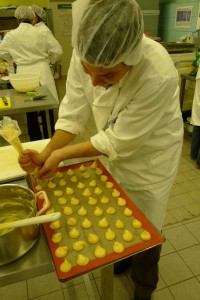 Formation des choux pour les profiteroles au fromage