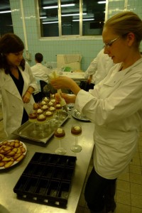 Préparation des mousses au chocolat deux couleurs