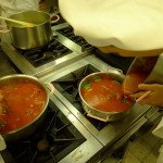 cuisson de choux dans la sauce tomate