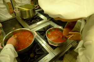 cuisson de choux dans la sauce tomate