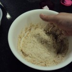 Travail de la pâte - ajout de la farine blanche
